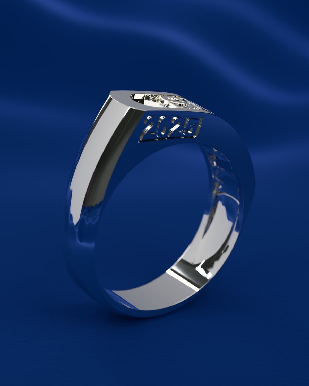 Render de un anillo de grado en plata 925, con el año grabado hundido en el costado, sobre terciopelo azul